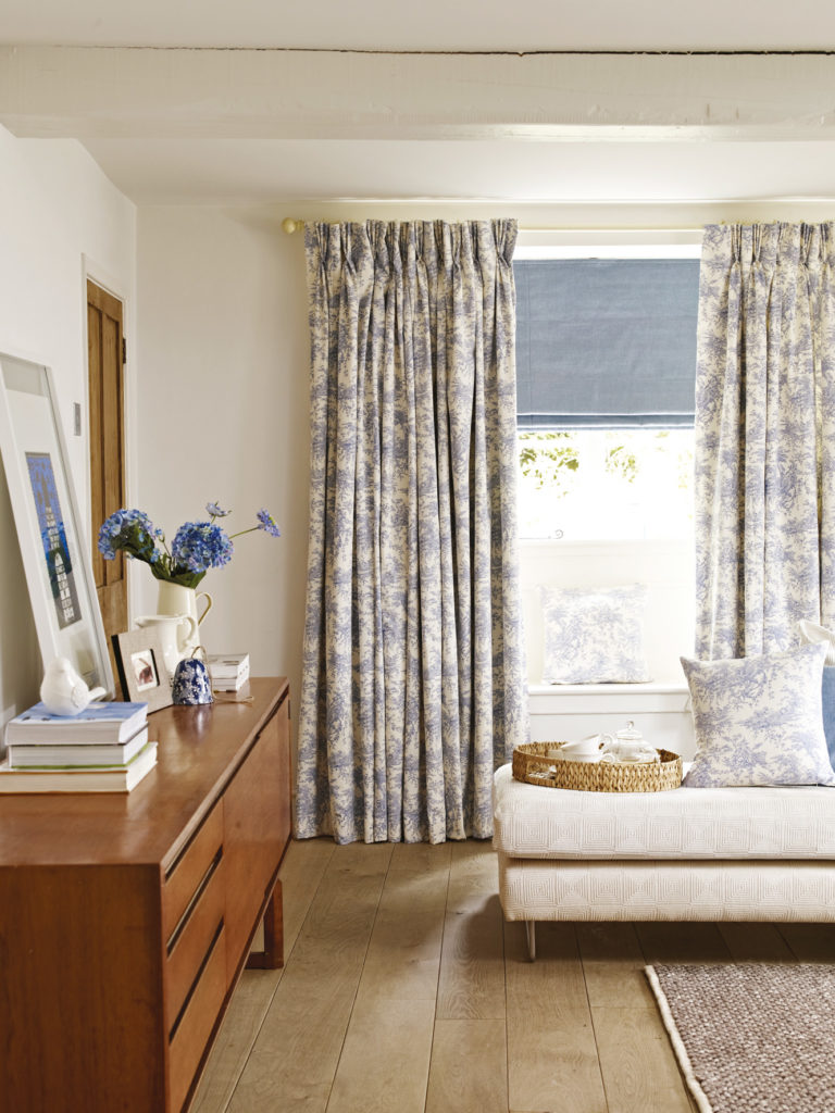Roman blind and curtains fitted at the same window will take advantage of the benefits of both styles of window treatment.